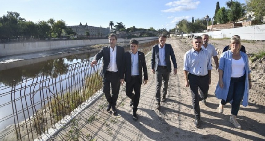 Kicillof recorrió los avances de las obras en el Río Luján