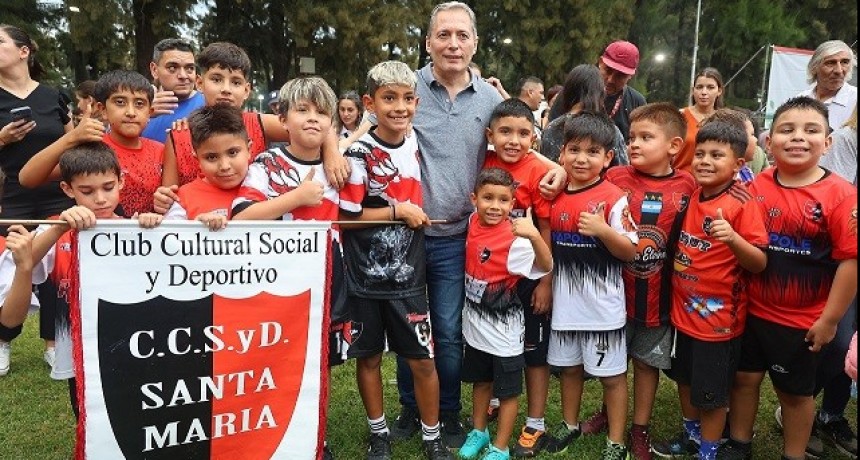 E. Echeverría: Gray entregó camisetas de fútbol a más de 5 mil chicos de 54 clubes locales