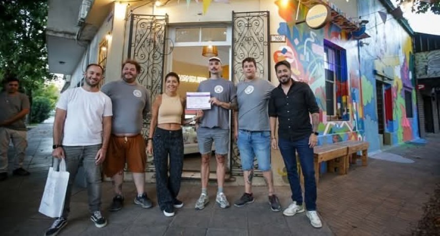 Quilmes: Mendoza entregó el certificado de habilitación al local gastronómico Changuito Sanguchería Non Sancta