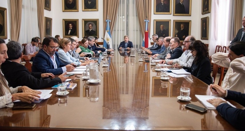 Entre Ríos: El gabinete provincial analizó el listado y avance de obras de reparaciones en escuelas y hospitales