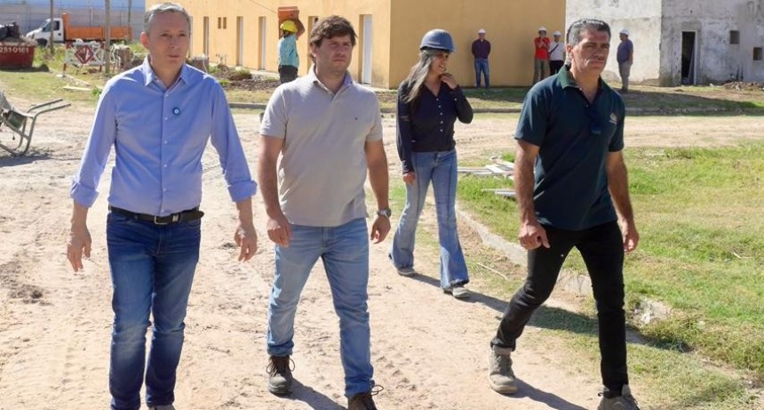E. Echeverr&iacute;a: Gray recorri&oacute; el avance de las obras en el complejo habitacional de San Agust&iacute;n 