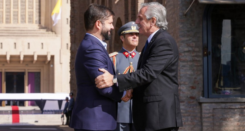 Alberto Fernández y Gabriel Boric encabezaron en Chile la conmemoración de los 205 años del Abrazo de Maipú