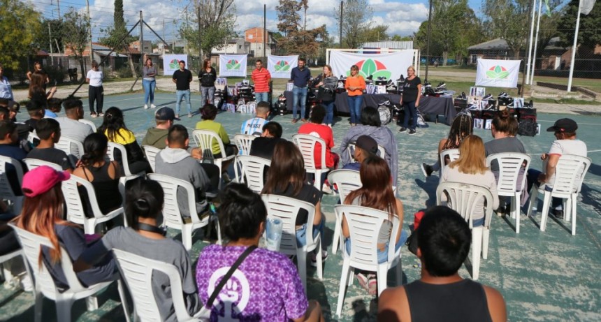 E. Echeverría: El Municipio entregó kits escolares y zapatillas a jóvenes del Programa Envión 
