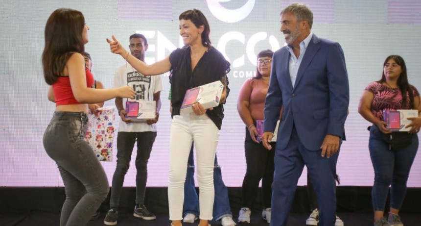 Quilmes: Mayra Mendoza y el Titular de Enacom entregaron más de mil tablets a jóvenes del distrito 