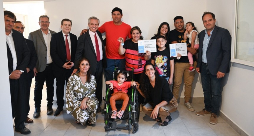 Alberto Fernández entregó en Santiago del Estero la vivienda 100 mil de la gestión