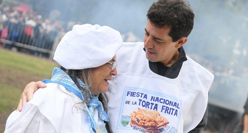 Mercedes: Wado de Pedro entregó la distinción “Argentina Federal” a la Fiesta de la Torta Frita