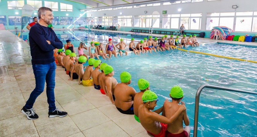Hurlingham: Zabaleta dio inicio a una nueva temporada del Programa Municipal que enseña a los alumnos a nadar
