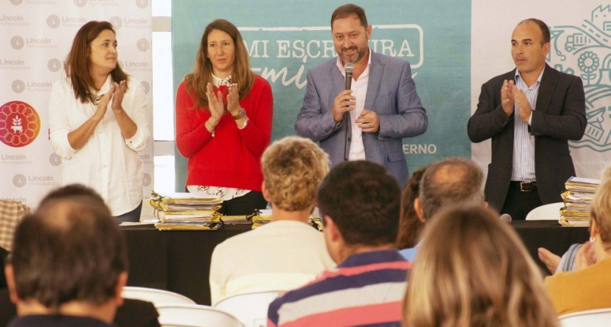 Lincoln: Serenal encabezó el acto de firma de escrituras que alcanza a casi 300 familias del distrito  