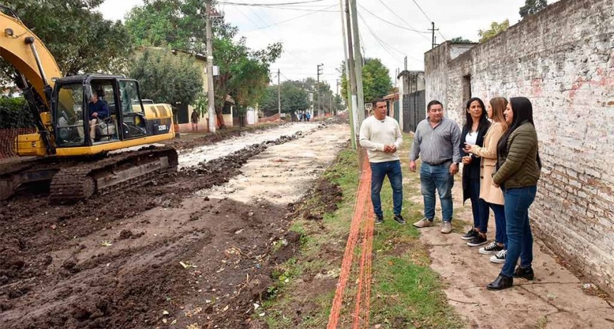 Malvinas Argentinas: Correa visitó la obra de las calles Bacacay y Los Eucaliptus