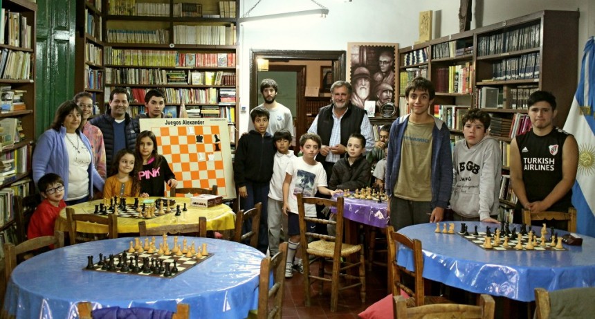 Suipacha: El Intendente visitó el Taller Municipal de Ajedrez 