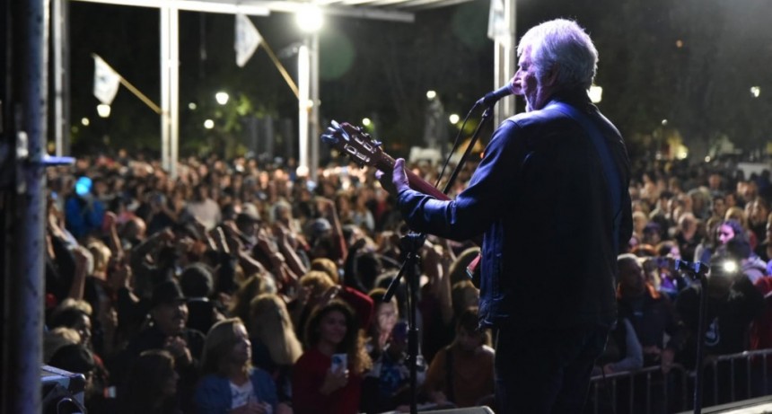 La Plata: Peteco Carabajal y artistas locales protagonizaron un conmovedor homenaje a excombatientes en plaza Malvinas
