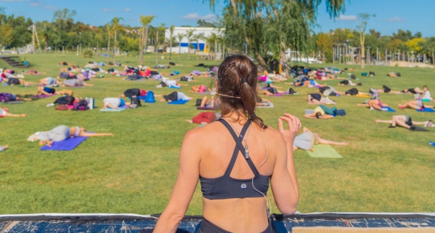 San Fernando: Cientos de personas disfrutaron del Yoga en el Festival “Exhale” del Parque Náutico 