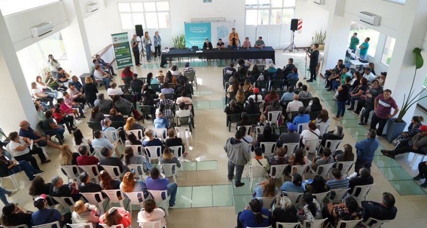 Merlo: Menéndez encabezó el acto de firmas de escrituras en Libertad