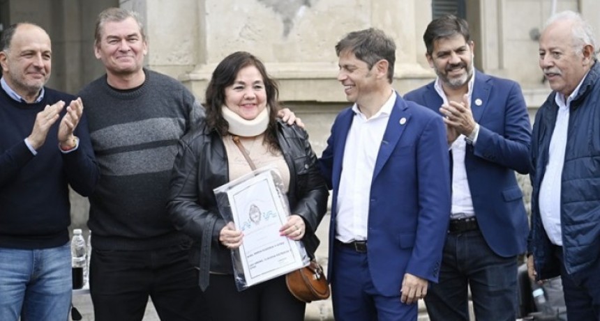 Kicillof entregó escrituras y anunció nuevas obras de infraestructura en Tres Arroyos