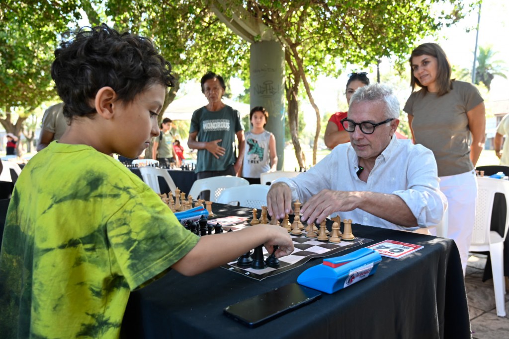 Tigre: Julio Zamora presenció el Torneo Apertura 2025 organizado por la Escuela Municipal de Ajedrez