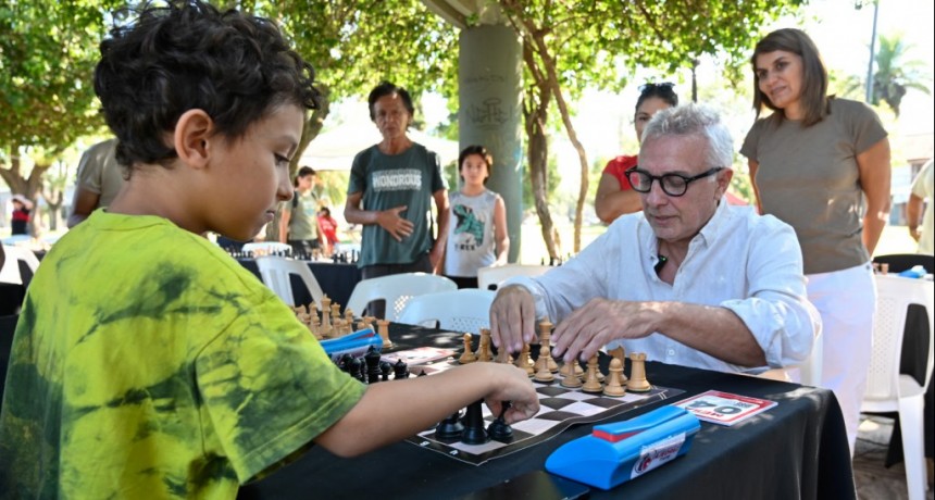 Tigre: Julio Zamora presenció el Torneo Apertura 2025 organizado por la Escuela Municipal de Ajedrez