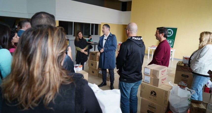 Merlo: Menéndez participó de la entrega de kits escolares a escuelas locales 
