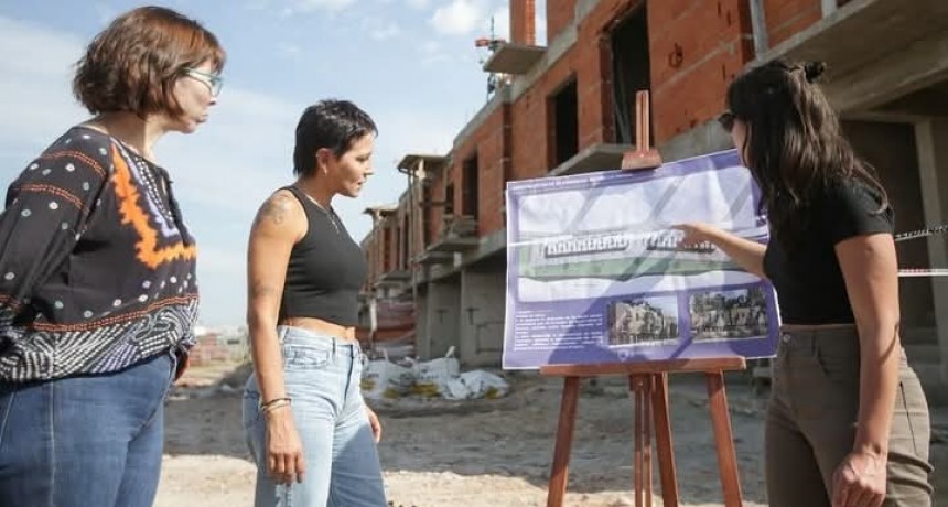 Quilmes: Mendoza y Batakis recorrieron la obra de 28 viviendas en el barrio La Odisea