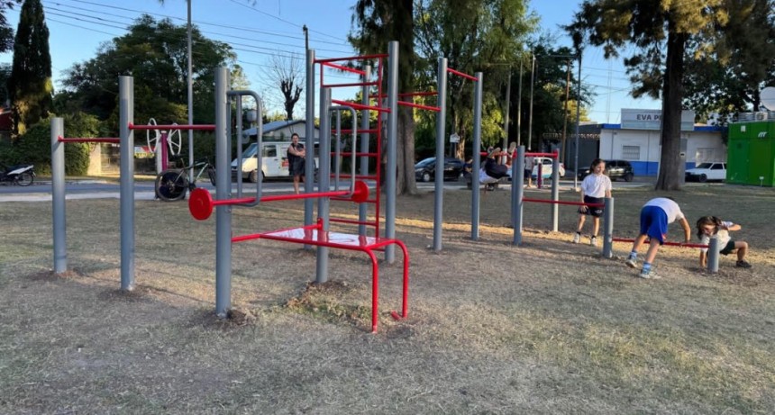 Pte. Per&oacute;n: El Municipio instal&oacute; juegos infantiles y equipos de calistenia en la plaza D&iacute;az V&eacute;lez