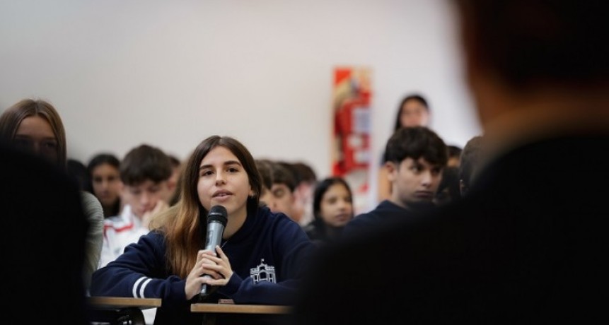 Kicillof particip&oacute; de una charla con estudiantes sobre las pol&iacute;ticas econ&oacute;micas de la dictadura militar
