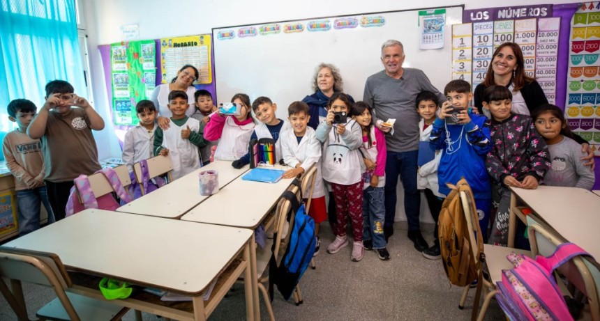 Berazategui: El Intendente fue entrevistado por chicos de la Primaria N&deg; 33 y el Jard&iacute;n N&deg; 920