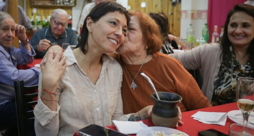Quilmes: Mayra Mendoza festejó el 34° Aniversario del CJYP “El Dorado” junto a jubilados 
