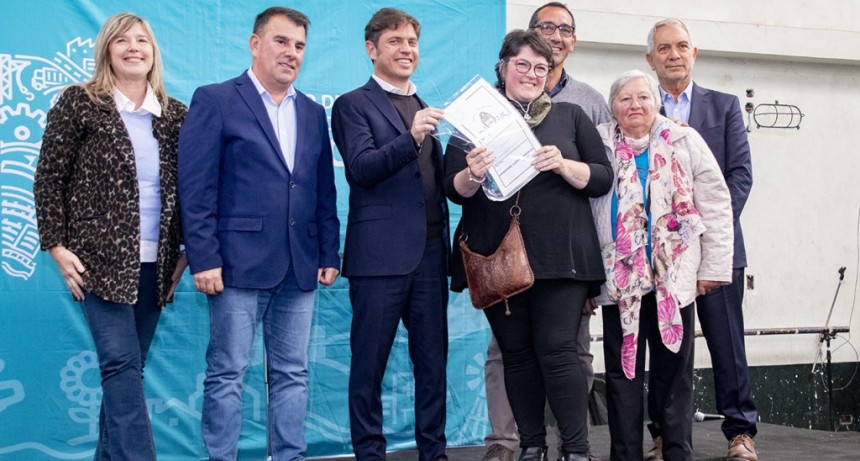 Azul: Se realizó el acto de entrega de más de 300 escrituras