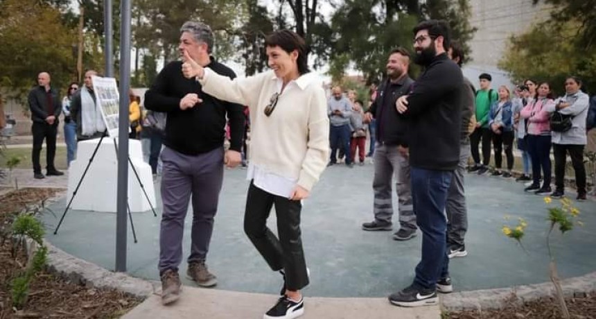 Quilmes: Mayra Mendoza encabezó la inauguración de una plazoleta en Las Rosas 