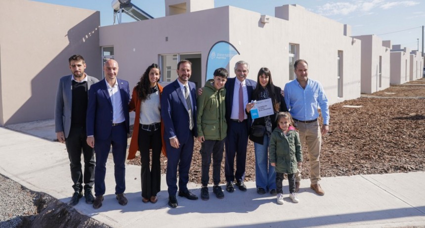 Alberto Fernández entregó más de 50 viviendas en Escobar 