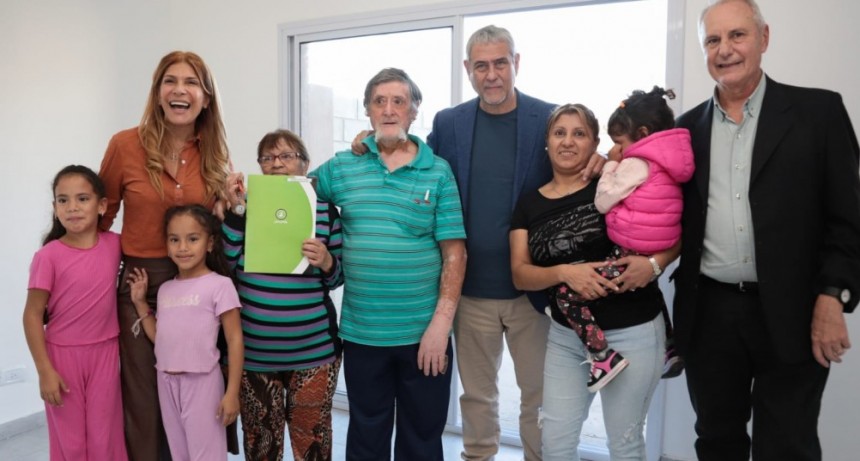 Avellaneda: Ferraresi y Sierra entregaron viviendas en la Isla Maciel 