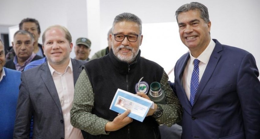 Chaco: Capitanich entregó ejemplares de DNI con nuevo diseño a Veteranos de Malvinas 