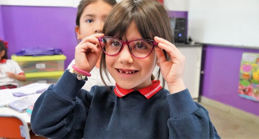 Vicente López: Más de 170 alumnos y docentes recibieron sus anteojos del programa “Ver Para Crecer”