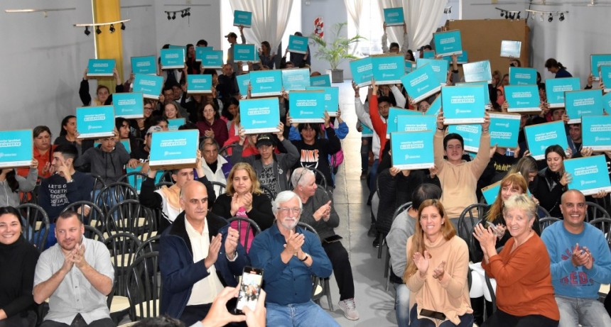 Tres Lomas: Más de 100 estudiantes recibieron netbooks del programa Conectar Igualdad 