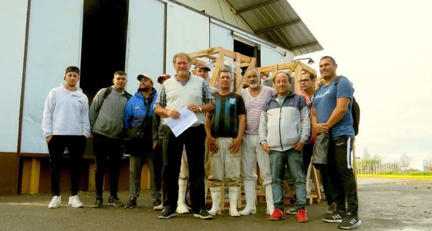 Suipacha: Federico entregó 5 termos industriales al Frigorífico Municipal 