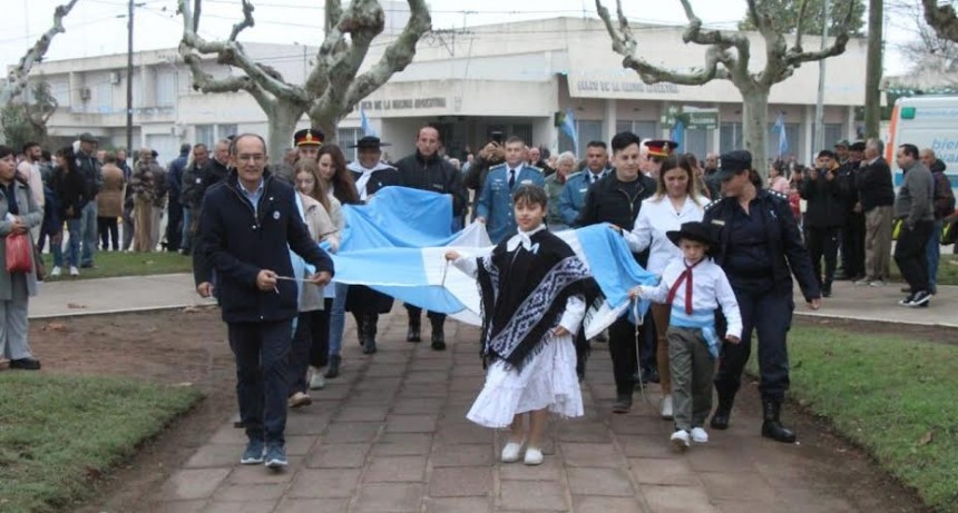 Bolívar: Pisano encabezó el acto protocolar por el Día de la Patria en Urdampilleta  