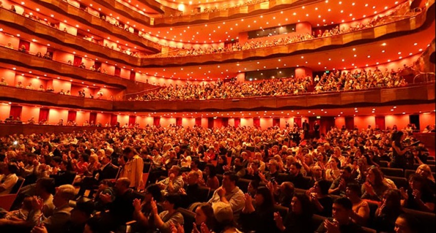A sala llena se celebró el 25 de Mayo con el concierto “La Patria canta” en el Teatro Argentino
