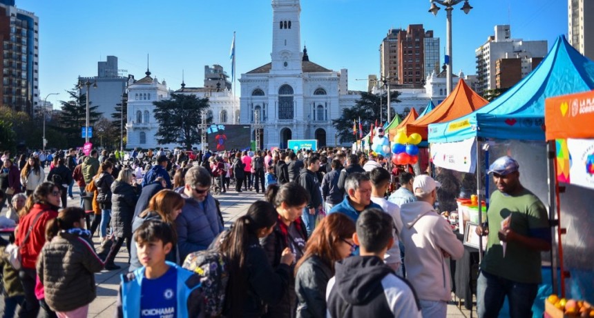 La Plata Ciudad Mundial: En una colorida jornada, miles de vecinos disfrutaron del Fan Fest de Plaza Moreno