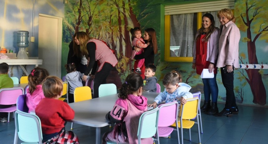 Lincoln: La Municipalidad hizo entrega de nuevo mobiliario al Jardín N° 908 y el maternal “Mi Bebé” 