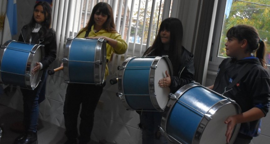 Berisso: Cagliardi entregó de instrumentos de percusión para el Proyecto de Murga de la Orquesta Escuela  