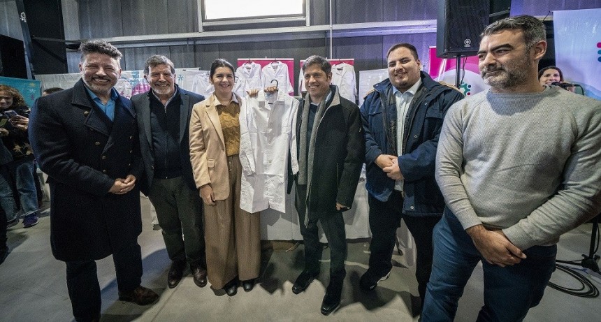 Moreno: Fernández y Kicillof entregaron kits educativos