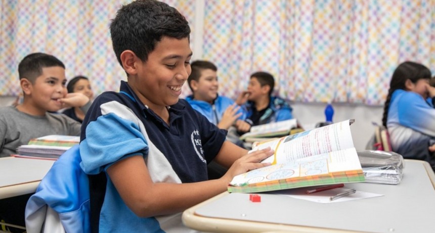 La Matanza: El Municipio entregó libros y útiles en escuelas locales