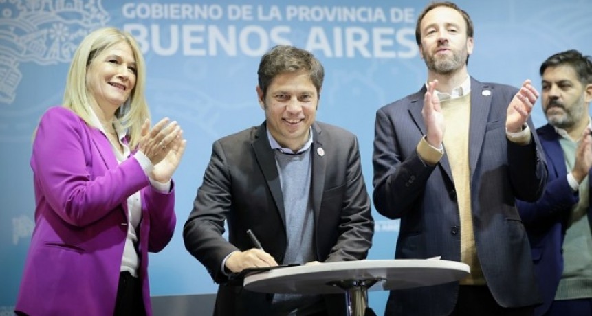 Kicillof formalizó la transferencia de $37.549 millones para los 135 partidos bonaerenses