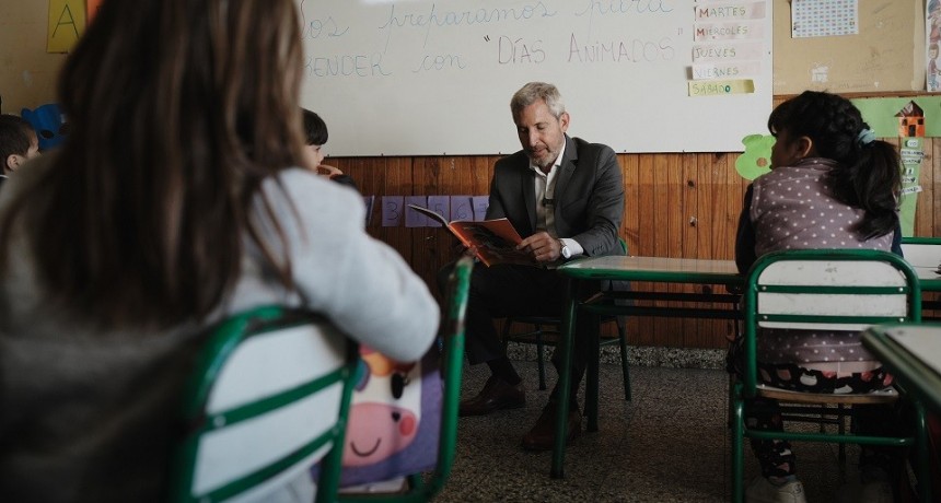 Frigerio inició la entrega de libros del Plan Provincial de Alfabetización en Paraná
