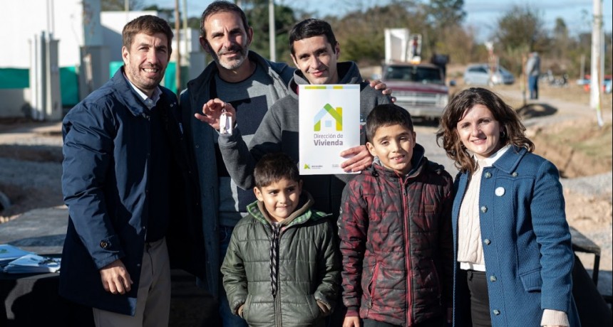 Mercedes: Ustarroz entregó 61 viviendas a familias del distrito