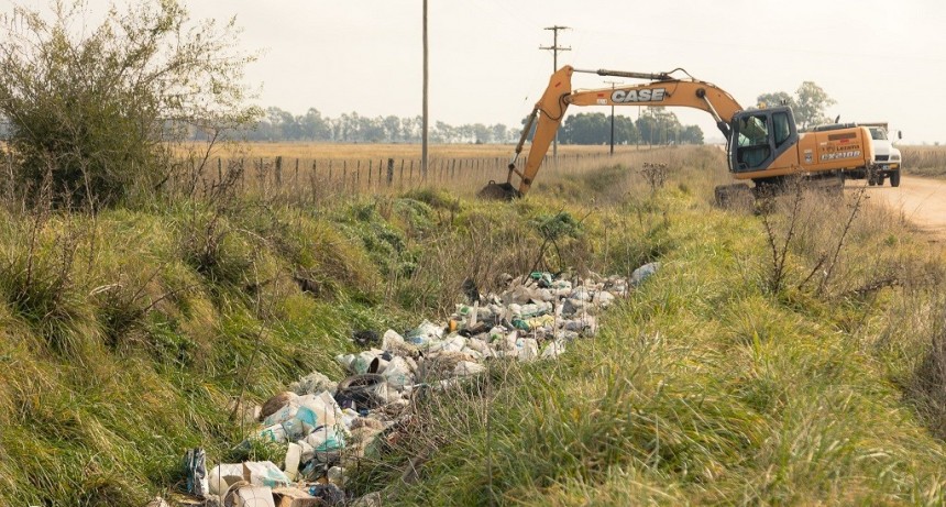 Lezama: El Municipio retiró 11 camionadas de basura de un camino rural 