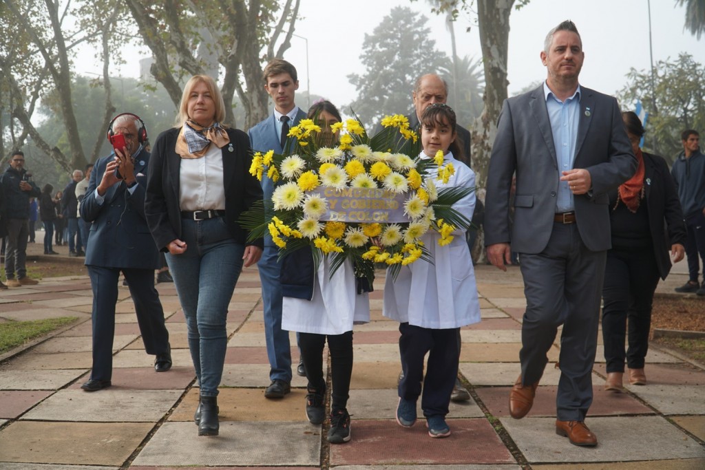 Colón (ER): La Municipalidad celebró el 215° aniversario de la Revolución de Mayo con un emotivo acto y desfile
