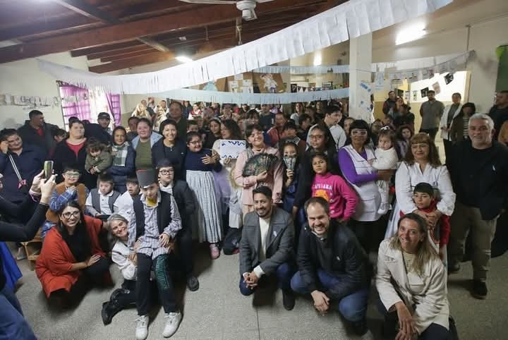 Quilmes: Mendoza participó de la entrega de equipamiento a la EEE N° 506 