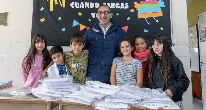 Azul: El Municipio entreg&oacute; insumos a establecimientos educativos