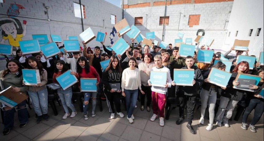 Quilmes: Mayra Mendoza entregó más de 140 netbooks a estudiantes de Solano
