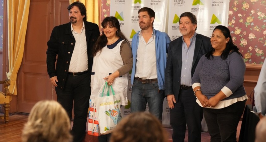 Mercedes: Ustarroz junto al Ministro Sileoni entregaron materiales educativos a instituciones del distrito